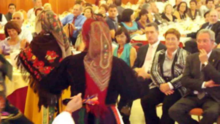 Teresa Ordiz &ndash;a la derecha&ndash;, durante un momento de la exhibici&oacute;n de baile regional.