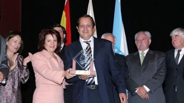 Luis Abellanal, presidente de la Asociación Española de Salto, recibe el premio Colón 2009 de manos de Pilar Pin.
