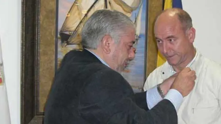 El presidente del Centro Gallego de Puerto La Cruz, Manuel Sinde Porto, le impuso a Santiago Camba el &lsquo;Bot&oacute;n de Oro&rsquo; de la entidad.