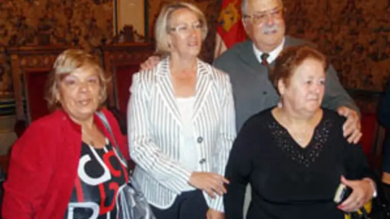  La presidenta de la Diputación de Salamanca, Isabel Jiménez, junto a emigrantes de Argentina.