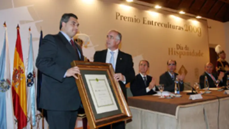  El alcalde de Cambados recoge el premio &lsquo;Entreculturas&rsquo; de manos del vicepresidente, Juan Jos&eacute; Dur&aacute;n.