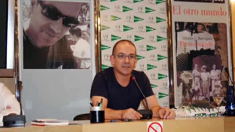  Hilario J. Rodr&iacute;guez, durante la presentaci&oacute;n de su &uacute;ltimo libro.