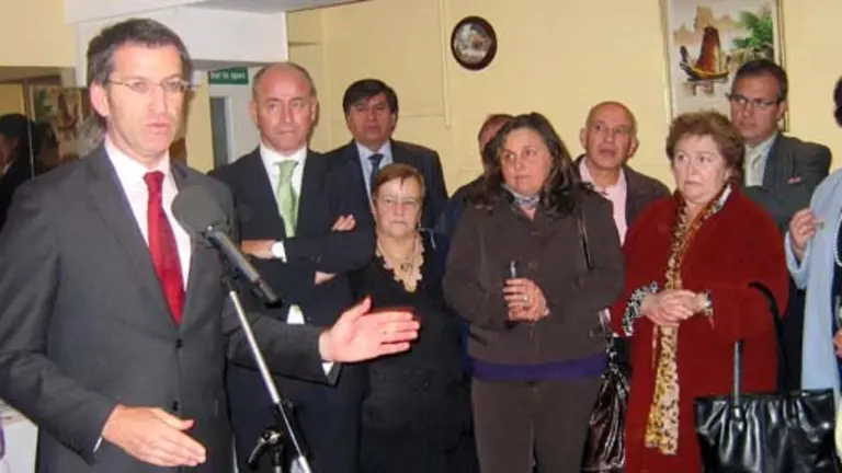  El presidente, Alberto N&uacute;&ntilde;ez Feij&oacute;o, acompa&ntilde;ado por Santiago Camba, se dirige a los presentes en el acto.