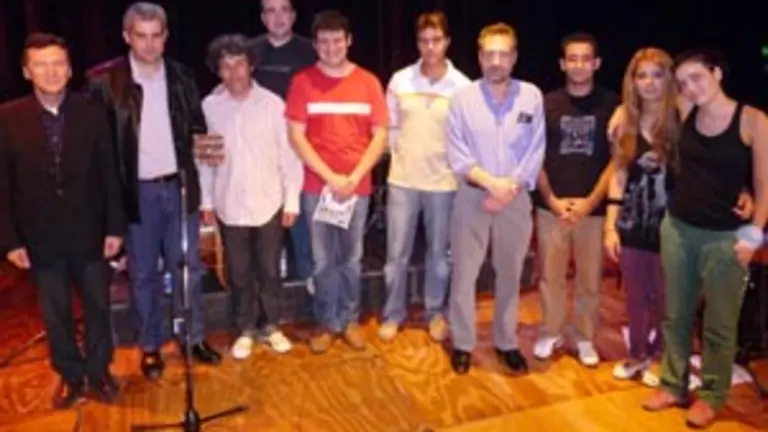  Los integrantes del grupo, junto al delegado de la Xunta en Buenos Aires, Alejandro L&oacute;pez Dobarro