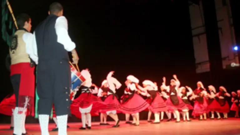  Las gaitas de &lsquo;Xuacu Amieva&rsquo; y el ballet de la FAAC actuaron de forma conjunta.