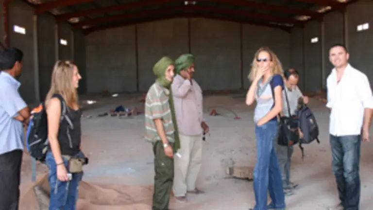  Noem&iacute; Mart&iacute;n &ndash;en el centro&ndash;, visitando la nave de la Media Luna Roja, financiada por el Principado.