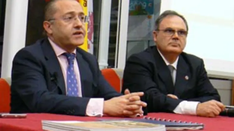  Félix Colsa –a la izda.–, junto al presidente del Centro de Castilla y León en Cantabria, Fernando Guerra.