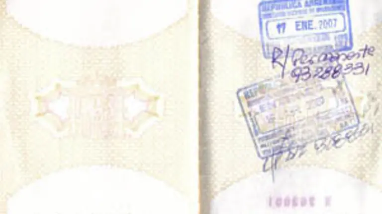 El pasaporte en el que figuran las fechas de salida y de entrada en Argentina de Mar&iacute;a del Carmen Blanco en 2007.