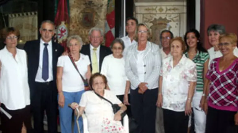 Isabel Jiménez, con un grupo de emigrantes.