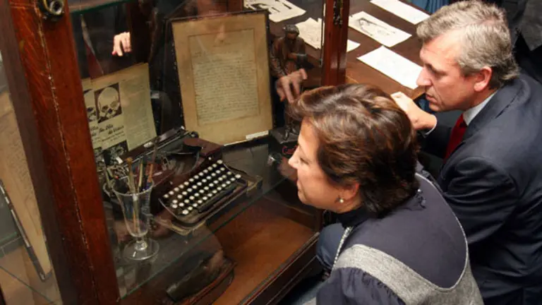  Los conselleiros Pilar Farjas y Alfonso Rueda observan detalles de una exposici&oacute;n sobre Alfonso Castelao en el Centro Galicia de Buenos Aires.