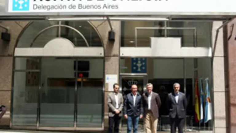 Alfonso Rueda y Santiago Camba &ndash;en el centro&ndash;, ante la nueva oficina de la Xunta en Buenos Aires.