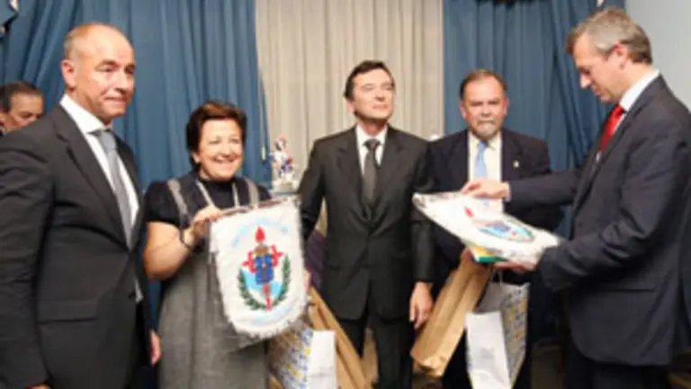 Camba, Farjas y Rueda intercambiaron regalos con el presidente y secretario del Centro Galicia.