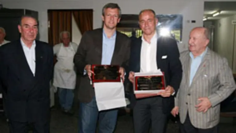  De izda. a dcha., Francisco Solla, presidente entrante, Alfonso Rueda, Santiago Camba y Enrique Labora, presidente saliente, tras la entrega de unas placas a los dirigentes de la Xunta en el Centro Gallego de Mar del Plata.