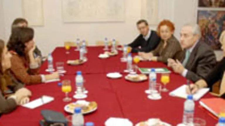   Jos&eacute; Ram&oacute;n &Oacute;nega &ndash;2&ordm; dcha.&ndash;, en la rueda de prensa de promoci&oacute;n del Xacobeo 2010.