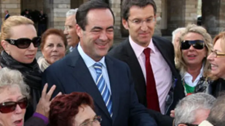 Bono y Feij&oacute;o, durante la visita del primero a la compostelana Plaza del Obradoiro.