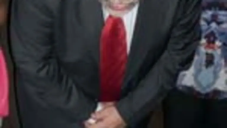  Manuel Sinde Porto, presidente del Centro Gallego de Puerto La Cruz, apaga la vela del pastel del 49&ordm; Aniversario de la entidad.