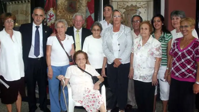 La presidenta de la Diputación de Salamanca, Isabel Jiménez, junto a algunos de los emigrantes salmantinos que residen en Cuba. 
