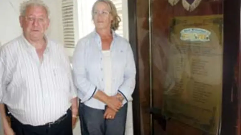  José Martín Montes e Isabel Jiménez develaron la placa que recuerda a los fundadores de la sociedad.