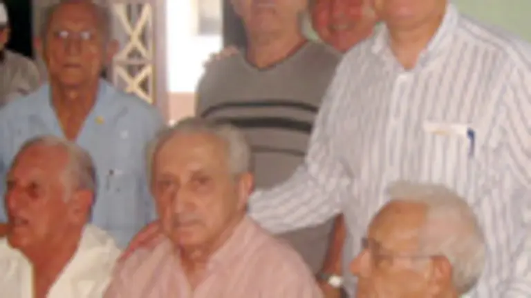  Mario Bode &ndash;a la izqda&ndash;, junto a Trev&iacute;n y emigrantes asturianos en Cuba.