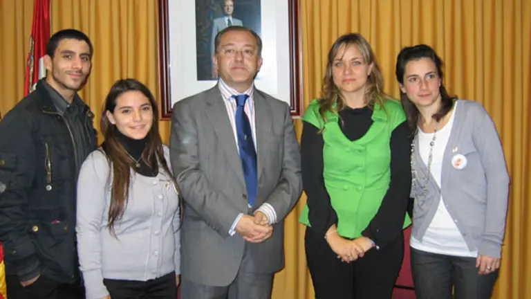  Félix Colsa -en el centro- con algunos de los participantes. 