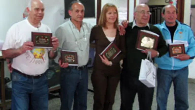 Los ex directivos del Centro posan con las placas que se les entregaron como reconocimiento a su trabajo. 