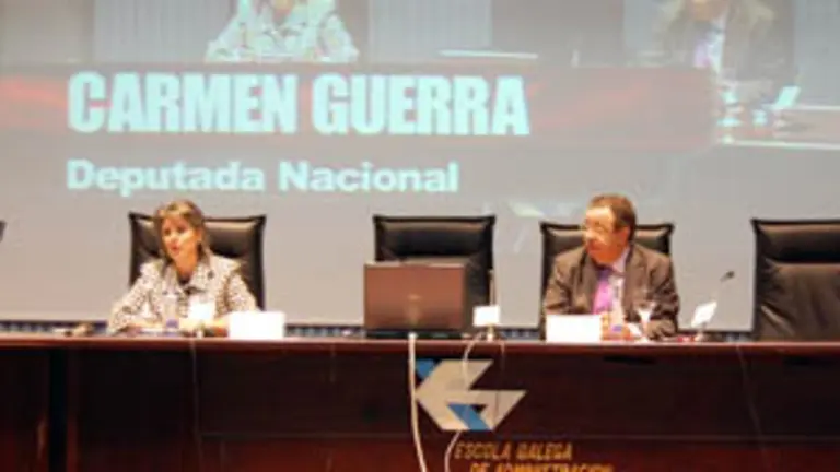  Carmen Guerra, junto a Antonio Aguar&oacute;n, durante su intervenci&oacute;n.
