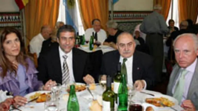  Jorge Ferraresi y su esposa, junto a Juan Rodr&iacute;guez y Jos&eacute; Manuel Castelao Braga&ntilde;a, durante el almuerzo en el Centro Gallego.