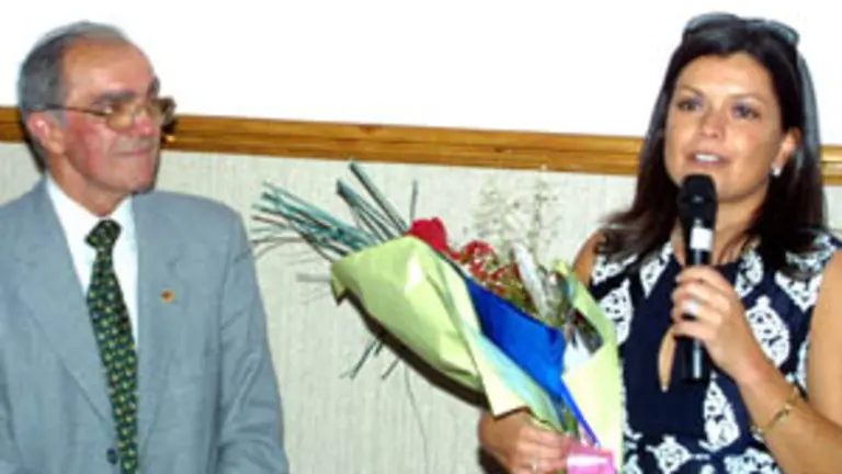  La alcaldesa, Nidia Ar&eacute;valo, se dirige a los asistentes, en presencia del presidente de Mos, Jos&eacute; Leir&oacute;s.