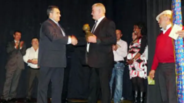  El alcalde de Cambados, Luis Aragunde, entrega un busto de Cabanillas al presidente de la Asociaci&oacute;n, Benito Alonso.