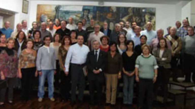  Alfredo Enr&iacute;quez, con los integrantes de la coral, que improvisaron un concierto de &lsquo;cantigas&rsquo; con motivo de la visita.