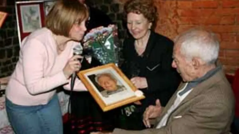  Avelino Vilas y su esposa recibieron varios obsequios de manos de la presidenta, Graciela Pereira.