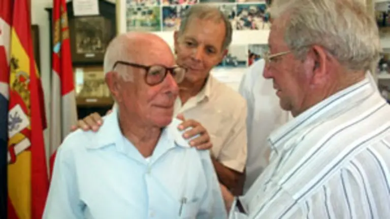  El alcalde de Villarino de los Aires, José Martín, conversa con Marcos y Notario.