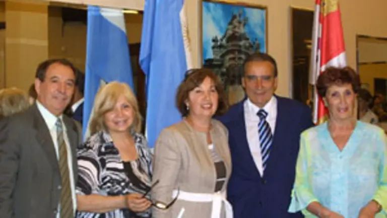  De izda. a dcha., Arturo Pérez, Pilar González, Susana Bello, Predro Bello y Maite Michelón, en el acto de la entrega de la distinción.
