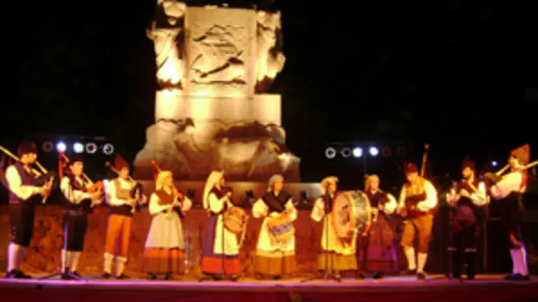  El carisma de los componentes del grupo &lsquo;El Ruxideru&rsquo; se hizo notar en el festejo.