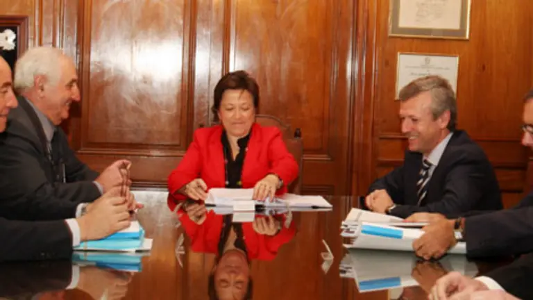  La conselleira Farjas presidi&oacute; la reuni&oacute;n en Buenos Aires, en el que tambi&eacute;n estuvieron -de izq. a dcha.- el secretario Camba; el vicepresidente del Patronato, El&iacute;as Fern&aacute;ndez Pato; el conselleiro Rueda; y el secretario Roberto P&eacute;rez.