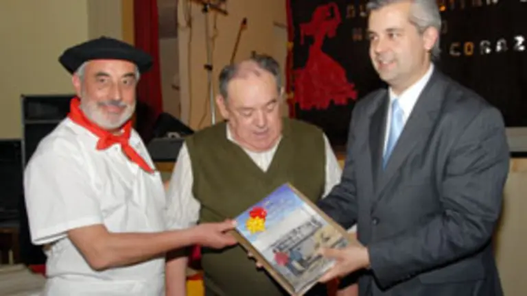  El delegado de la Xunta recibe un regalo de los representantes de la &lsquo;Mesa Gallega&rsquo;.