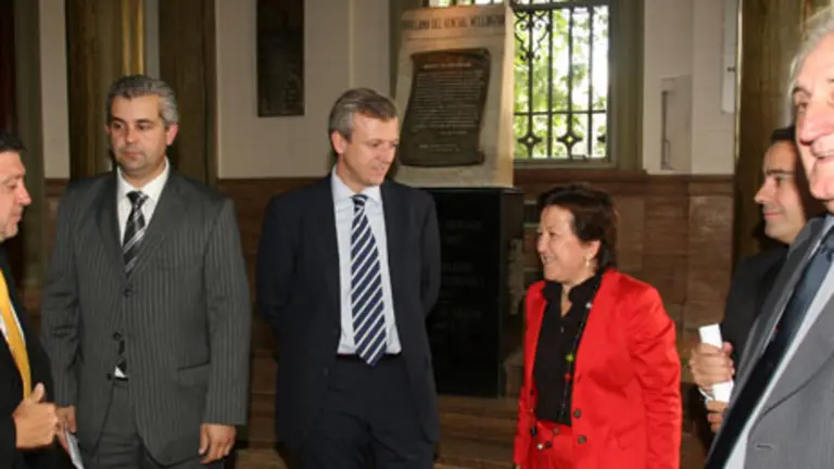  El&iacute;as Fern&aacute;ndez Pato -a la dcha.- con los conselleiros Rueda y Farjas; el delegado de la Xunta y el gerente del Centro Gallego.