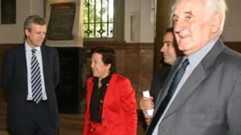  Fern&aacute;ndez Pato, con los conselleiros en la &uacute;ltima visita de estos al Centro Gallego.