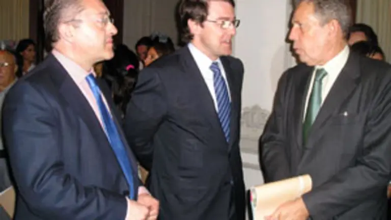  Félix Colsa, Alfonso Fernández Mañueco y el embajador en Argentina, Rafael Estrella, en una imagen de archivo.