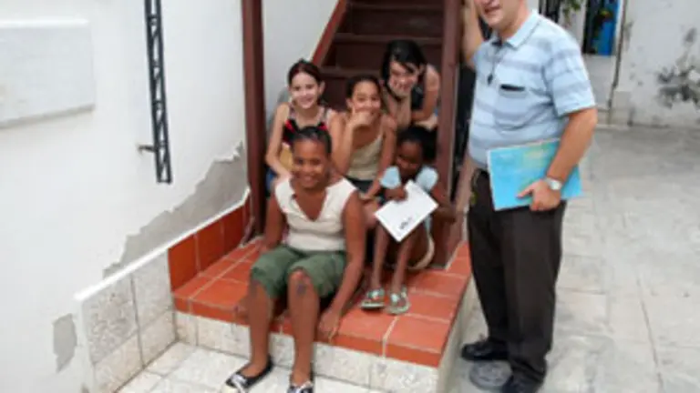  José Miguel González, junto a niños que asisten a clase de teatro.