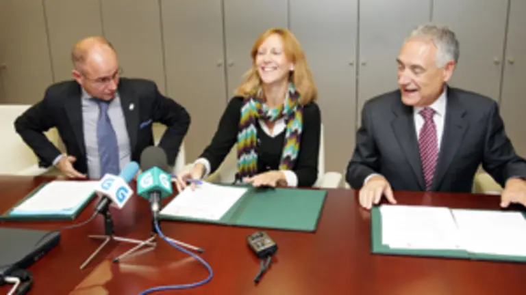  De izda. a dcha., Santiago Camba, Marta Gonz&aacute;lez y Francisco Novoa, durante el acto de la firma.