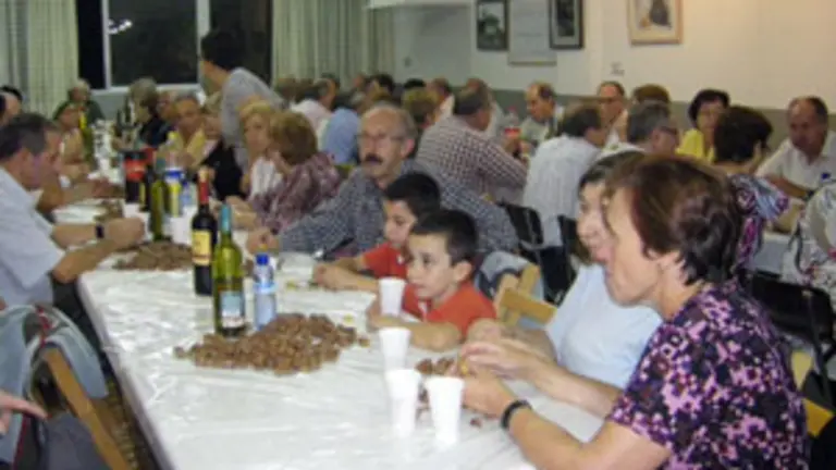  Os socios da agrupaci&oacute;n disfrutaron dunha gran cea de irmandade.