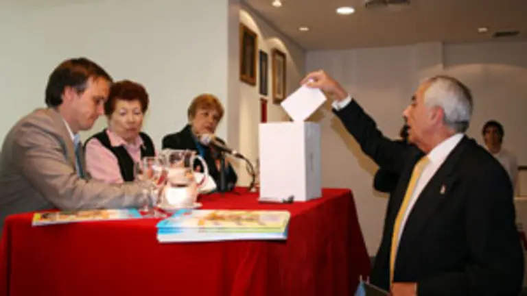  El actual presidente, Roberto Martín Delcura, votando en la asamblea extraordinaria de la Casa de Madrid.