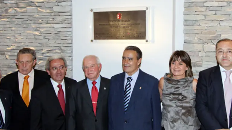  Todas las autoridades presentes en el acto posan ante la placa que da fe de la inauguración de las nuevas instalaciones.