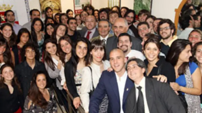  Félix Colsa, con los jóvenes con los que se reunió en Mar del Plata.