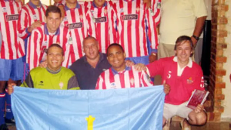 Arriba, los integrantes del equipo Juventud Asturiana, con la indumentaria cedida por el Sporting.