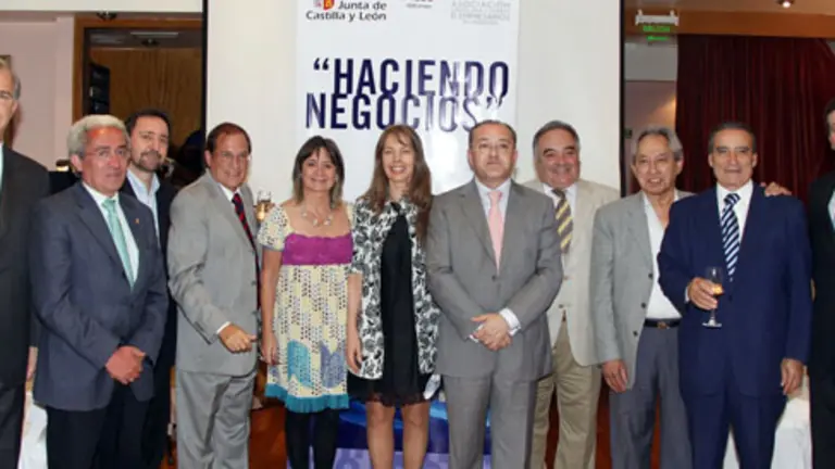  Félix Colsa -séptimo por la izda.-, junto con Pedro Martín, Pedro Bello, Julia Hernando y Juan Carlos Aparicio, junto a diputados argentinos, durante la puesta en marcha de ACYLE. 