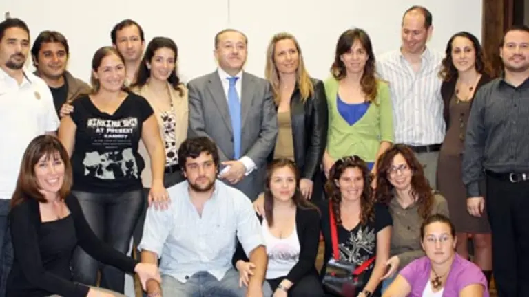  Félix Colsa posa con los jóvenes de las diferentes localidades que acudieron a la reunión. 