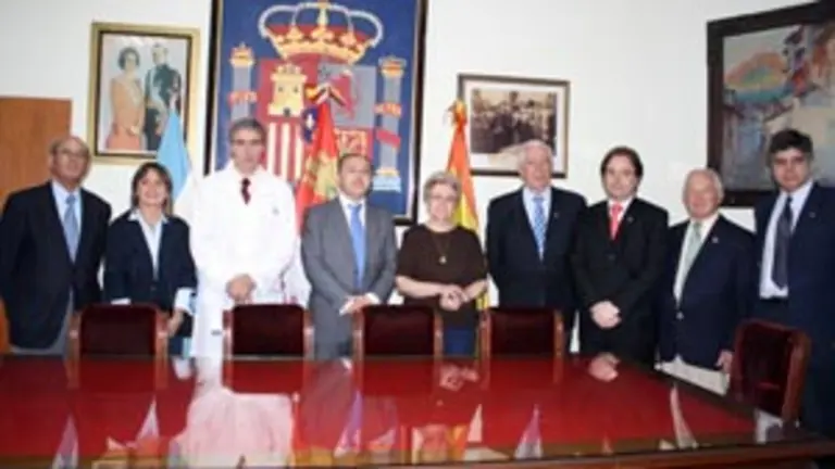  Félix Colsa posa con la directiva del Hospital, tras haber recorrido las instaciones.