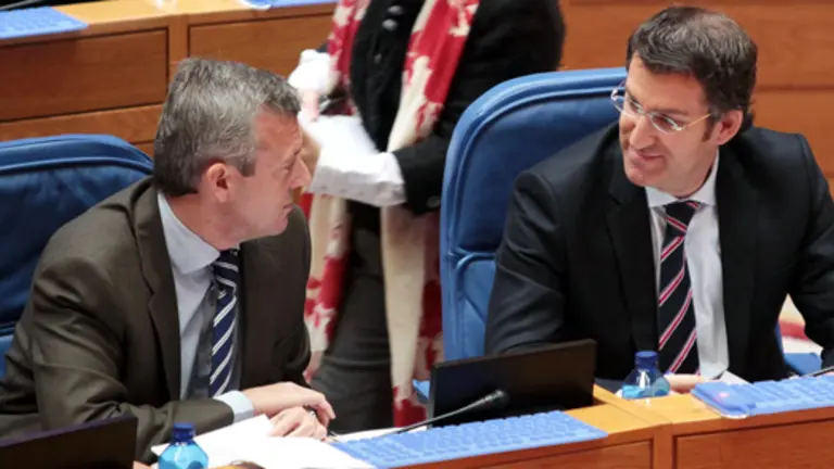  Feij&oacute;o -a la dcha.- charla con el conselleiro de la Presidencia, Alfonso Rueda, durante la celebraci&oacute;n del Pleno del Parlamento. 